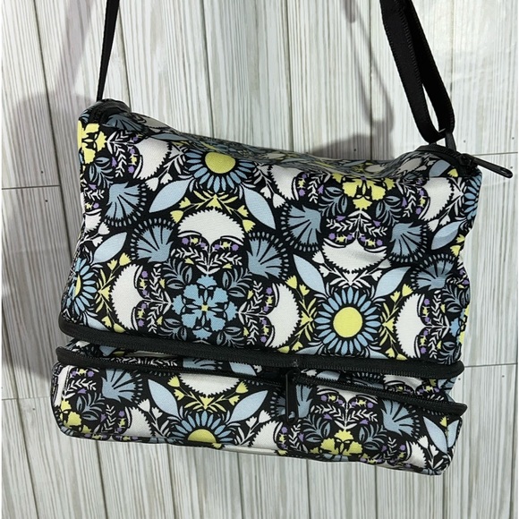 Vera Bradley "Plaza Medallion" Expandable Lunch Tote - Picture 3 of 8